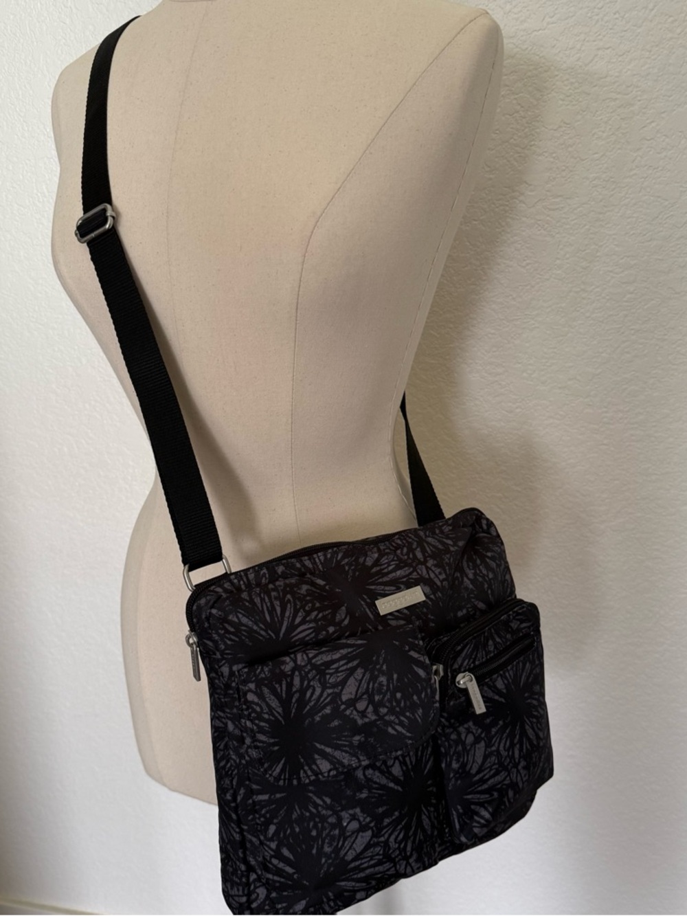 Baggallini Canyon Crossbody Bag, Adjustable Strap~Onyx Blossom